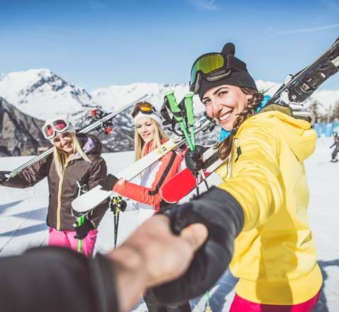 Glada skidåkare i pisten i Livigno på skidresa med Slopetrotter